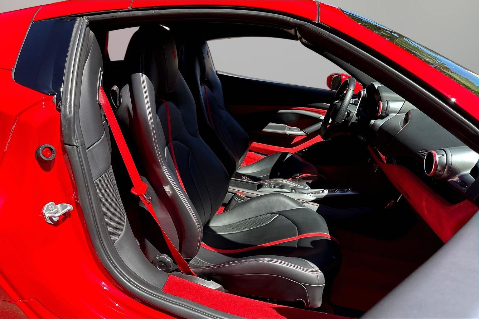 Used 2023 Ferrari F8 Spider RWD image 23