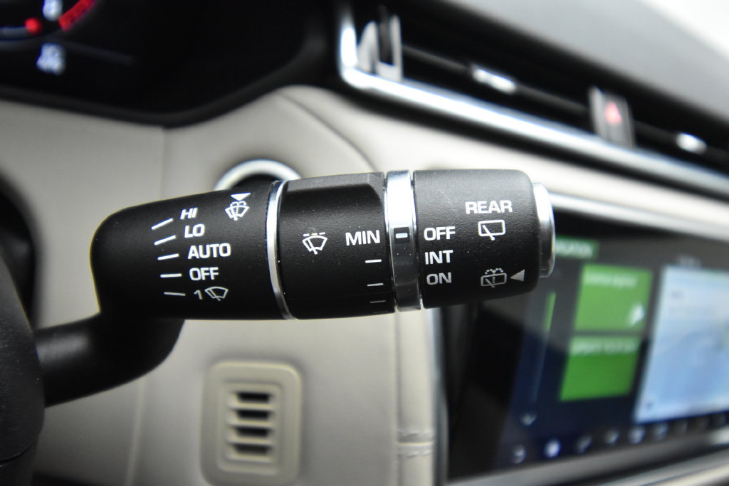Used 2020 Land Rover Range Rover Velar R-Dynamic S AWD/4WD image 32
