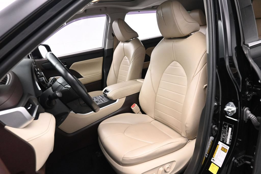 Used 2022 Toyota Highlander XLE AWD/4WD image 16