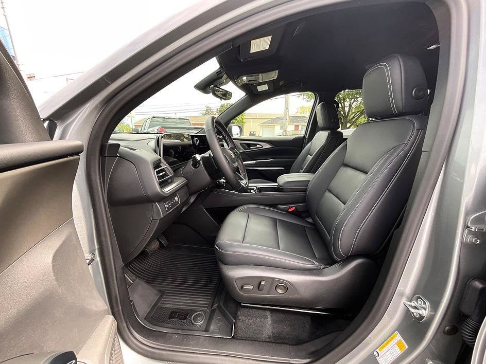 New 2026 Chevrolet Traverse LT w/ Driver Confidence Package AWD/4WD image 3