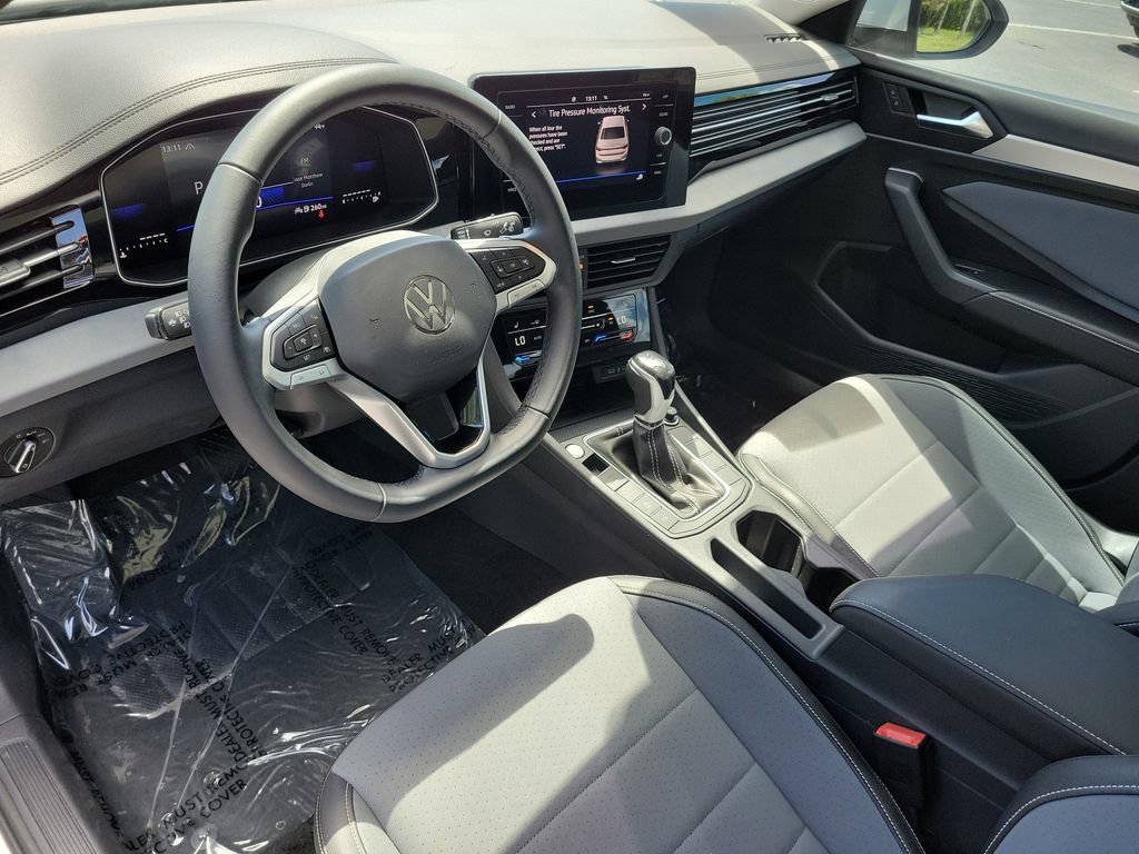 Certified 2025 Volkswagen Jetta SE w/ Sunroof Package FWD image 22