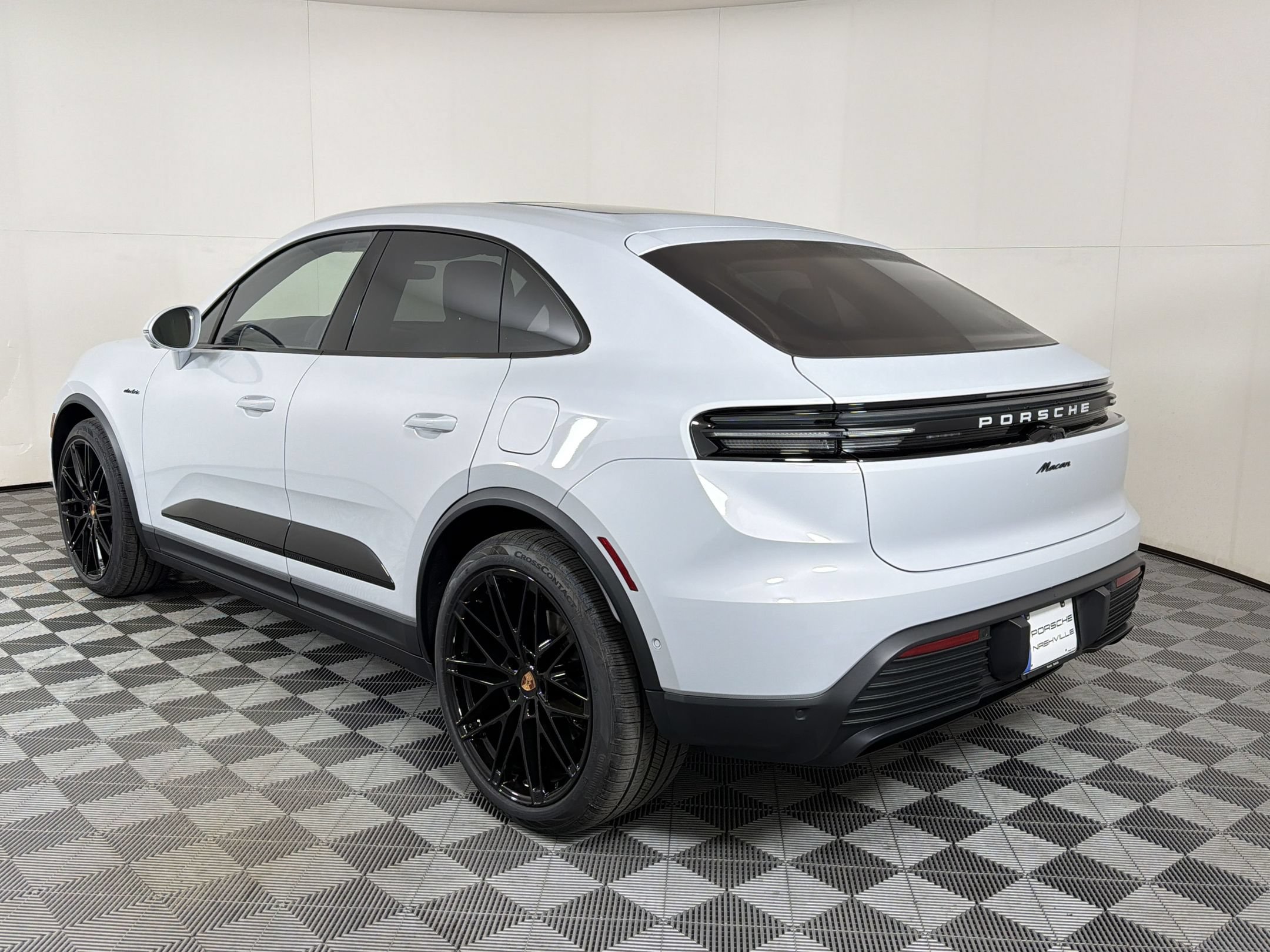 Used 2026 Porsche Macan Electric RWD image 3