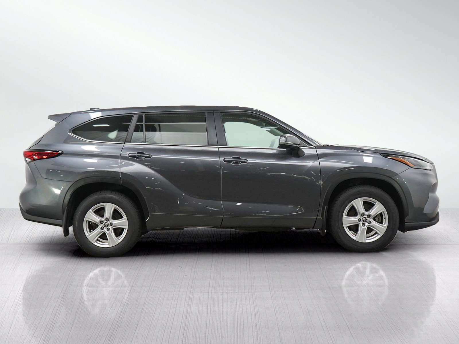 Used 2023 Toyota Highlander L AWD/4WD image 6