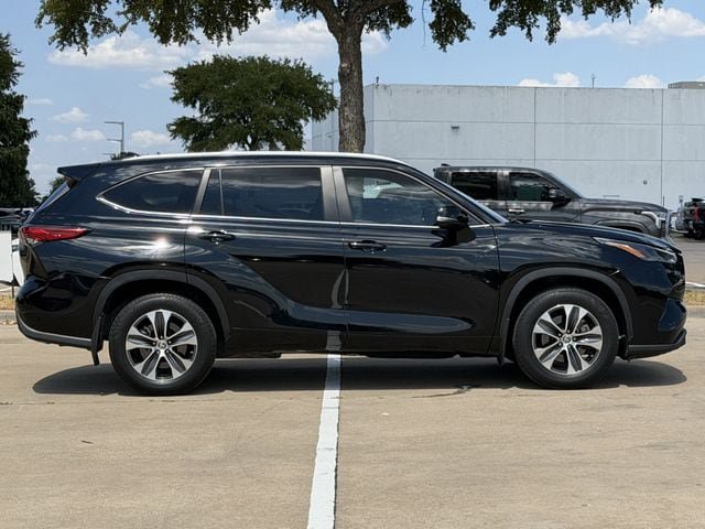 Used 2023 Toyota Highlander XLE FWD image 2