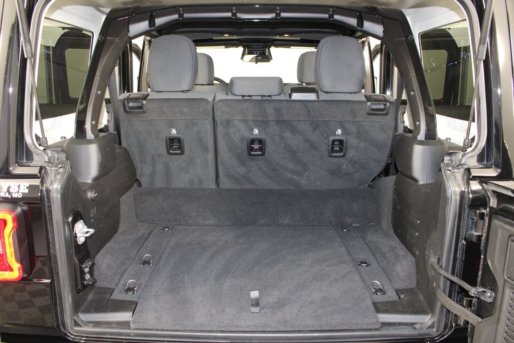 Used 2025 Jeep Wrangler Unlimited Sahara AWD/4WD image 17