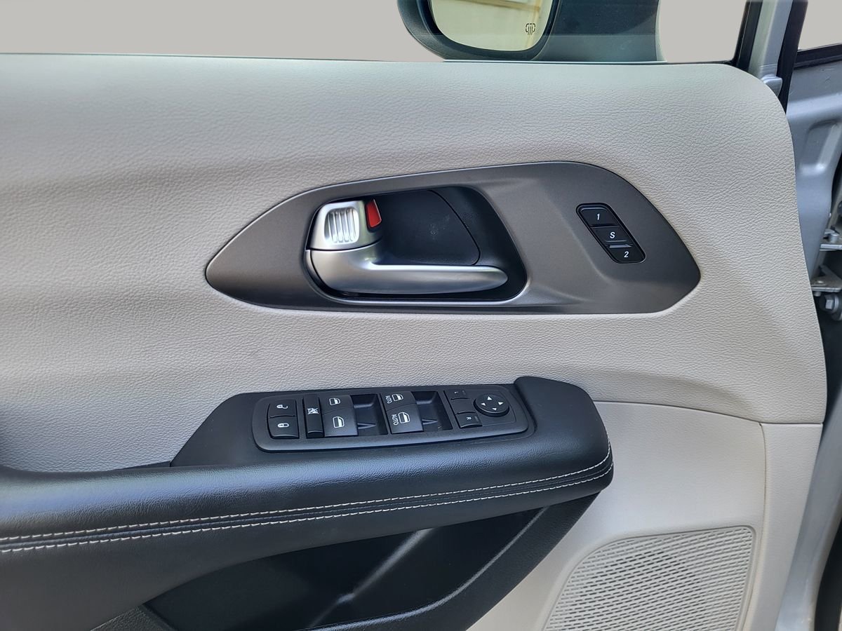 Used 2023 Chrysler Pacifica Touring-L FWD image 29