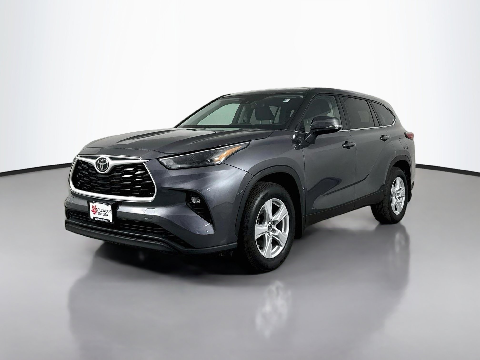 Used 2023 Toyota Highlander LE AWD/4WD image 3