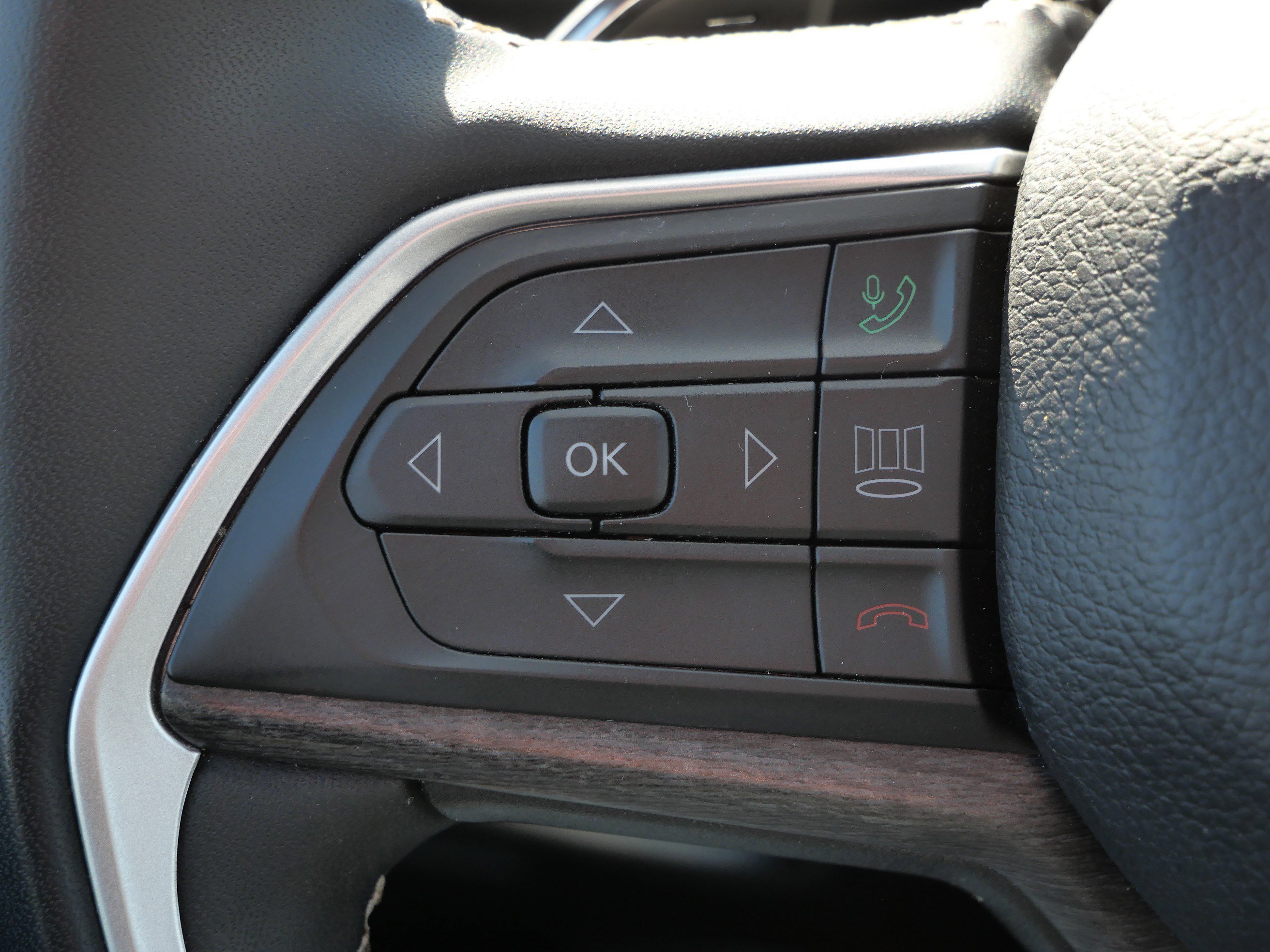 Used 2024 Jeep Grand Cherokee L Limited w/ Luxury Tech Group II image 33