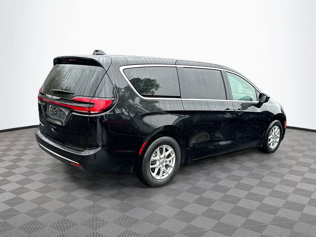 Used 2025 Chrysler Pacifica Select image 6