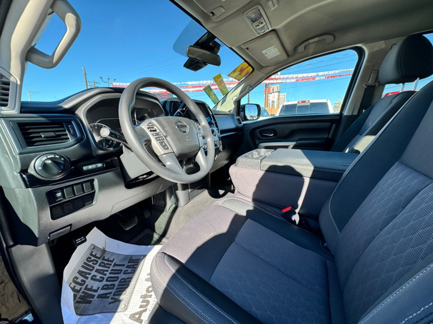 Used 2022 Nissan Titan SV AWD/4WD image 16