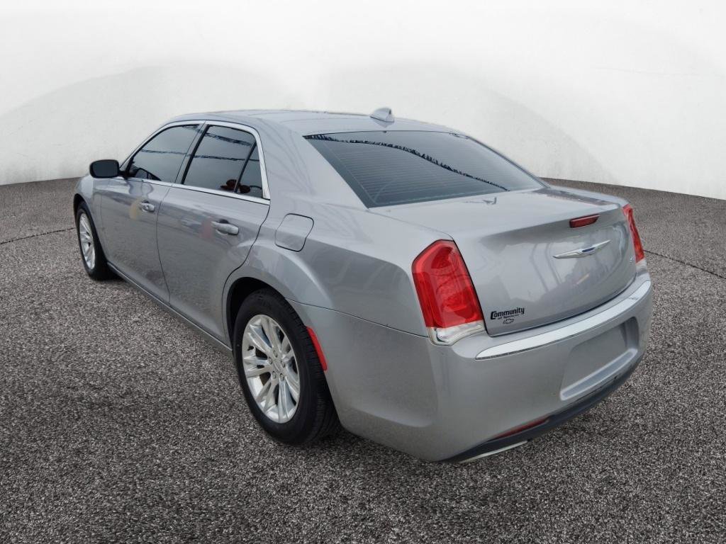 Used 2018 Chrysler 300 Touring w/ Driver Convenience Group image 5