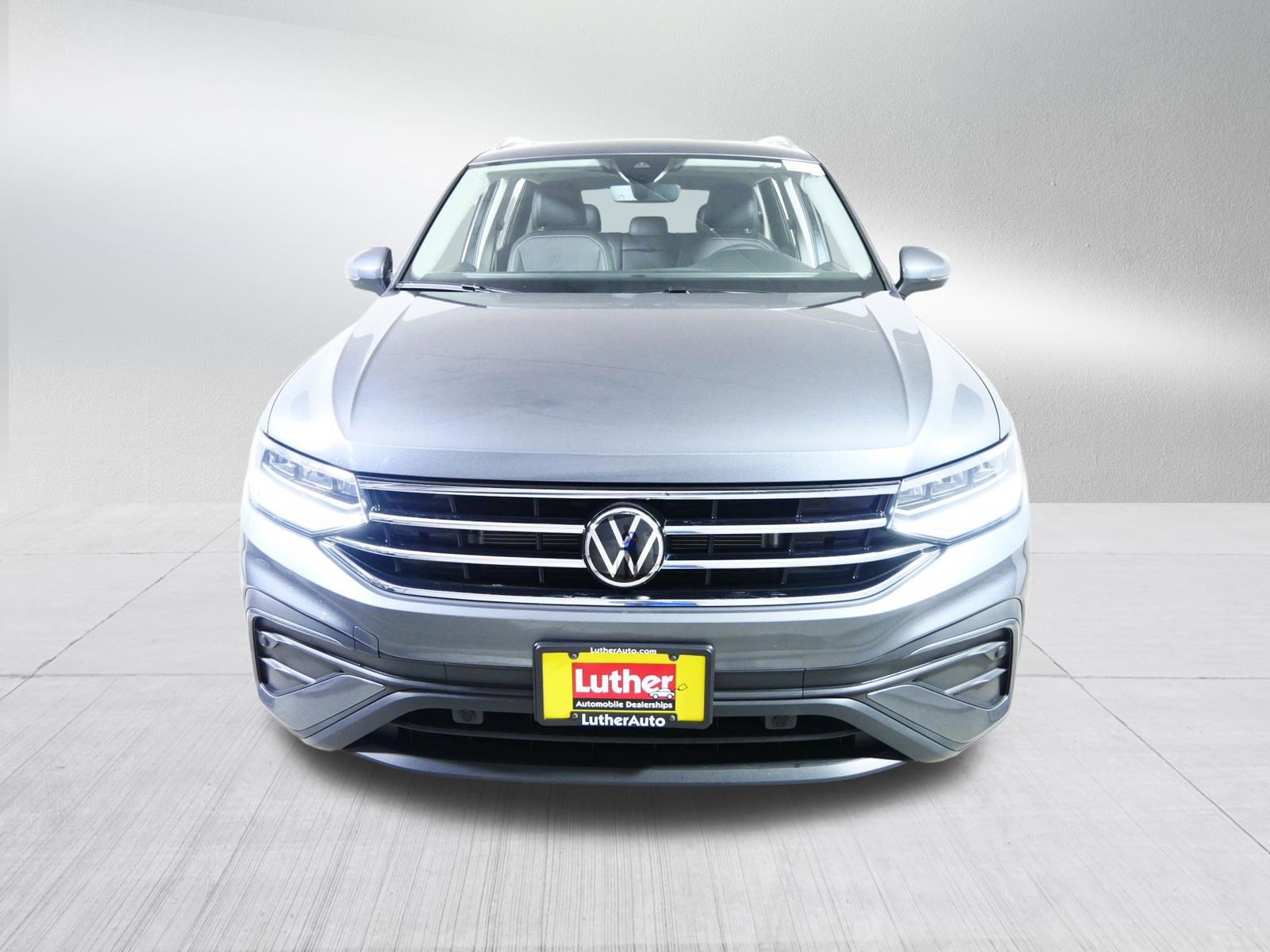 Used 2024 Volkswagen Tiguan SE w/ Panoramic Sunroof Package image 2