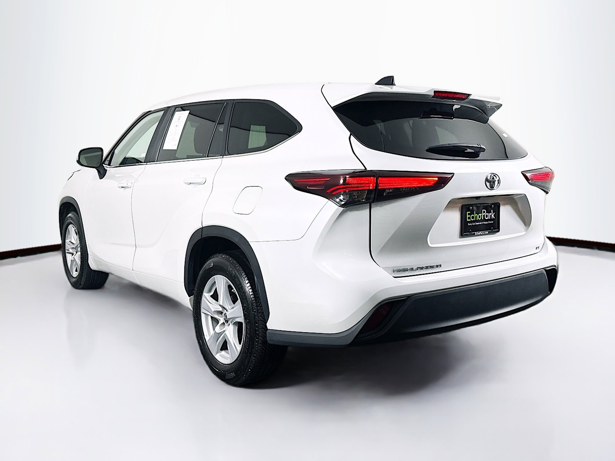 Used 2024 Toyota Highlander LE image 5