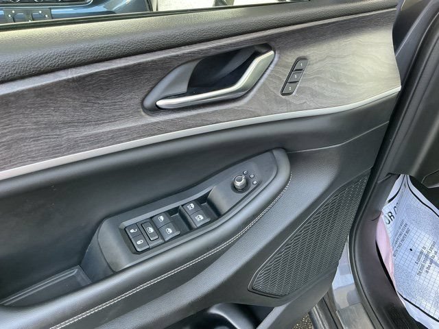 Used 2023 Jeep Grand Cherokee Limited AWD/4WD image 17