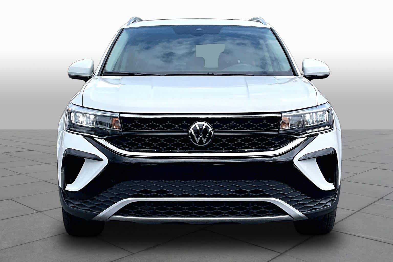 Used 2023 Volkswagen Taos SE w/ Panoramic Sunroof Package FWD image 4