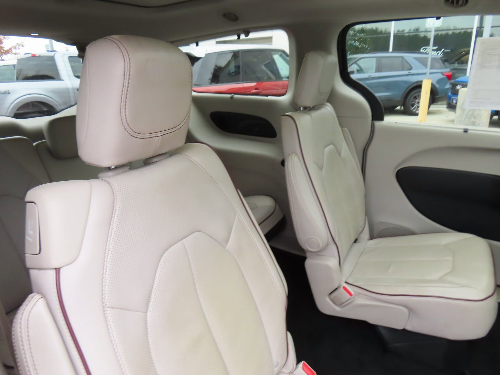 Used 2017 Chrysler Pacifica Limited image 36