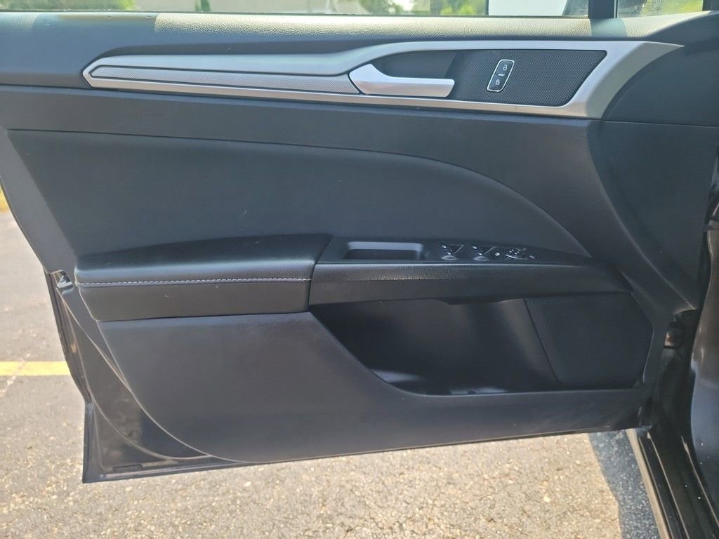 Used 2020 Ford Fusion SE image 10