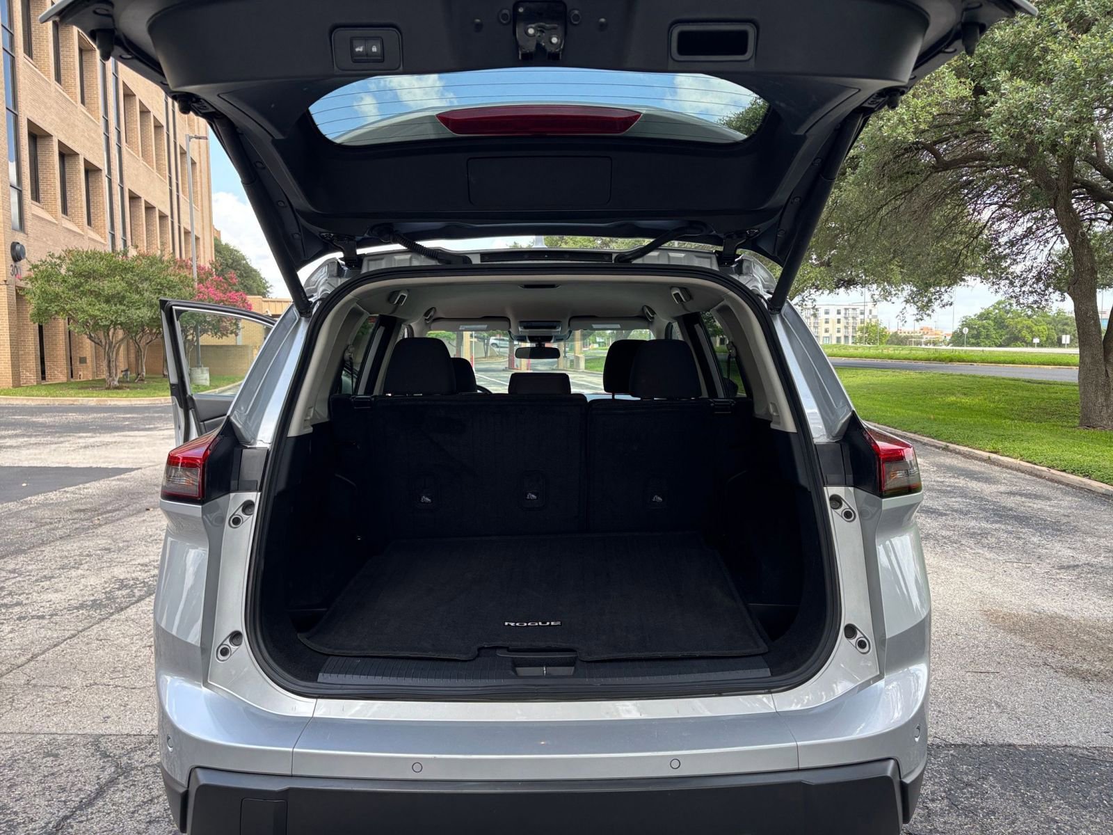 Used 2025 Nissan Rogue SV FWD image 25