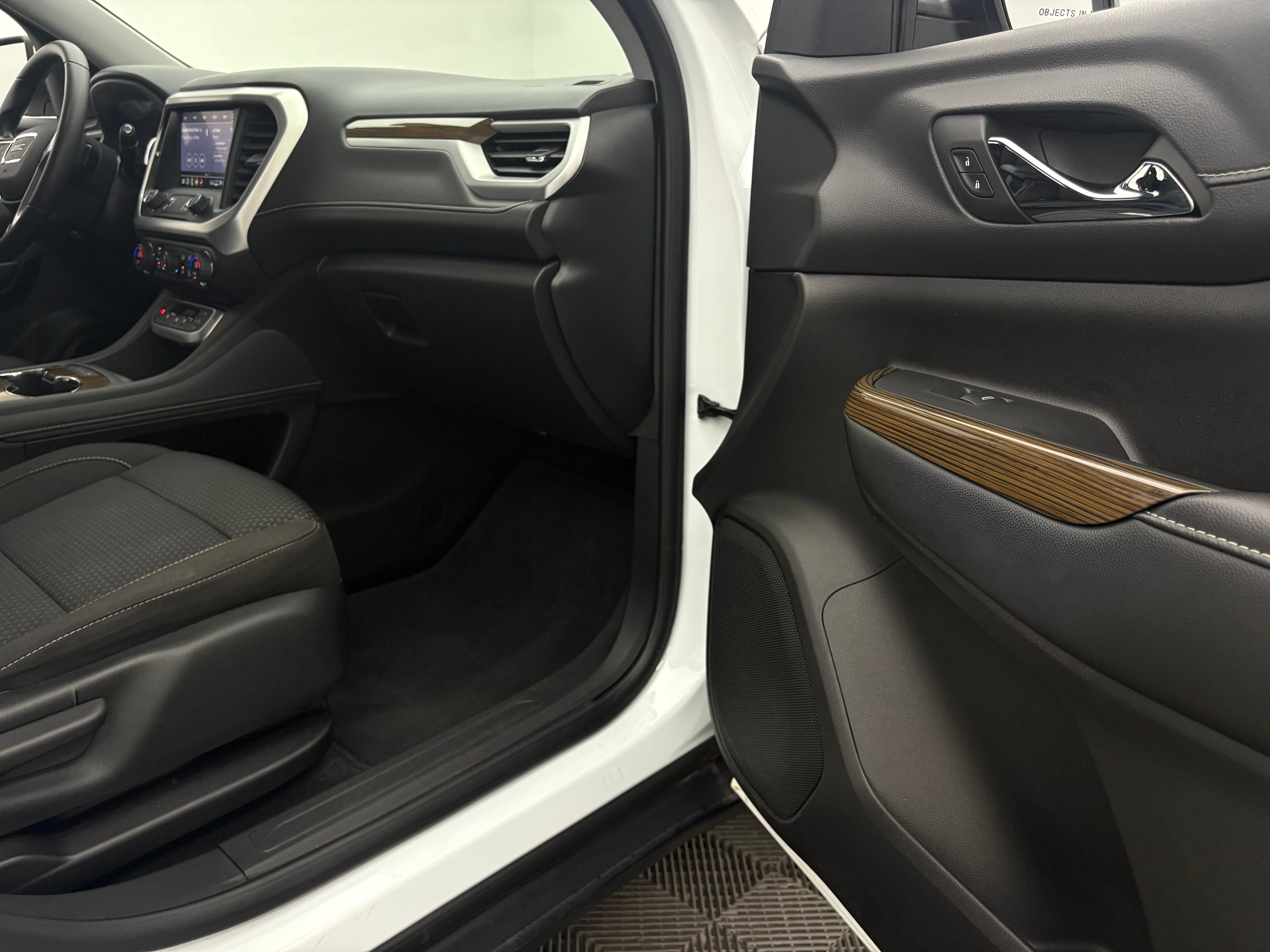 Used 2023 GMC Acadia SLE FWD image 29