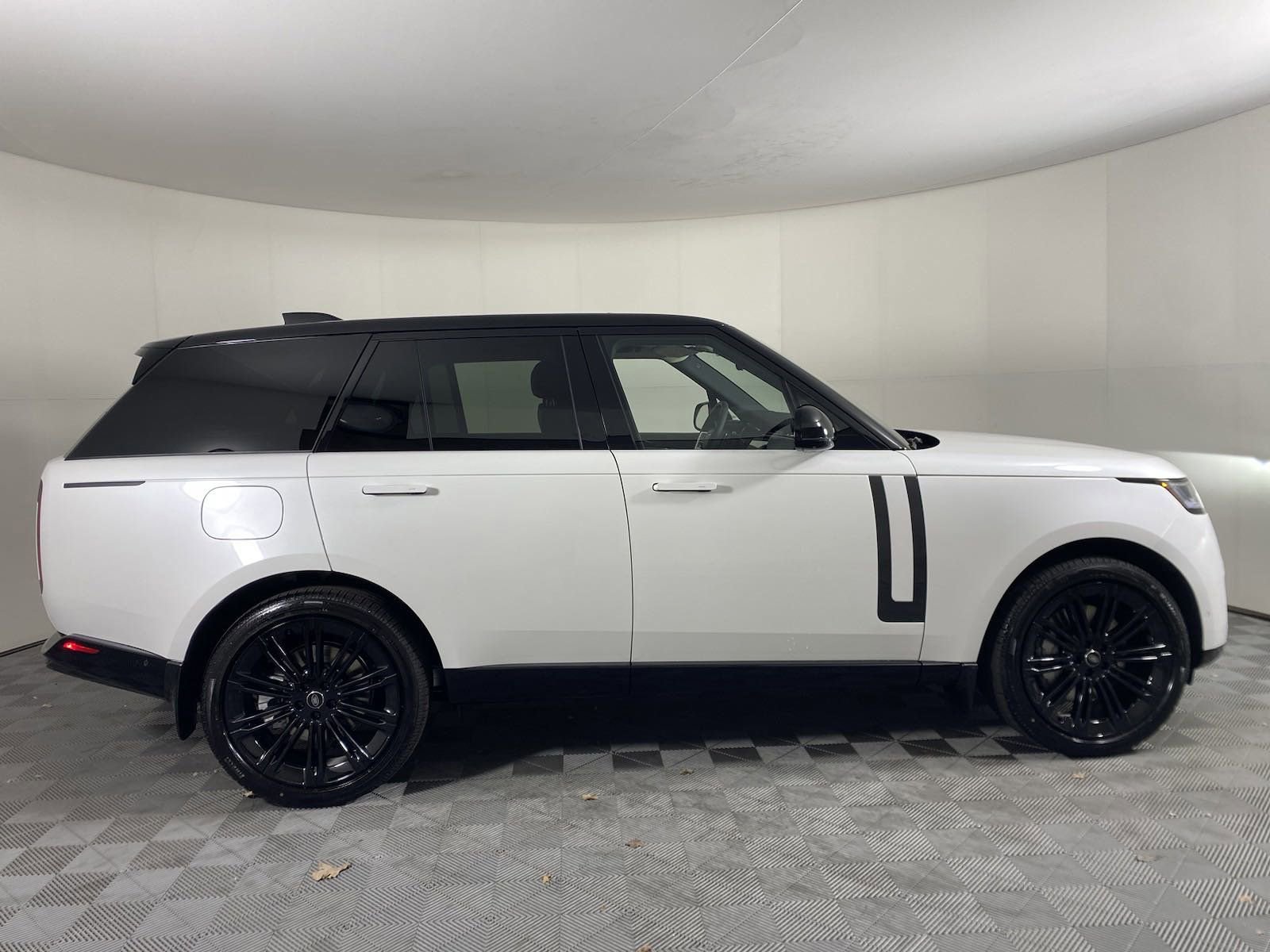 New 2025 Land Rover Range Rover SE image 6