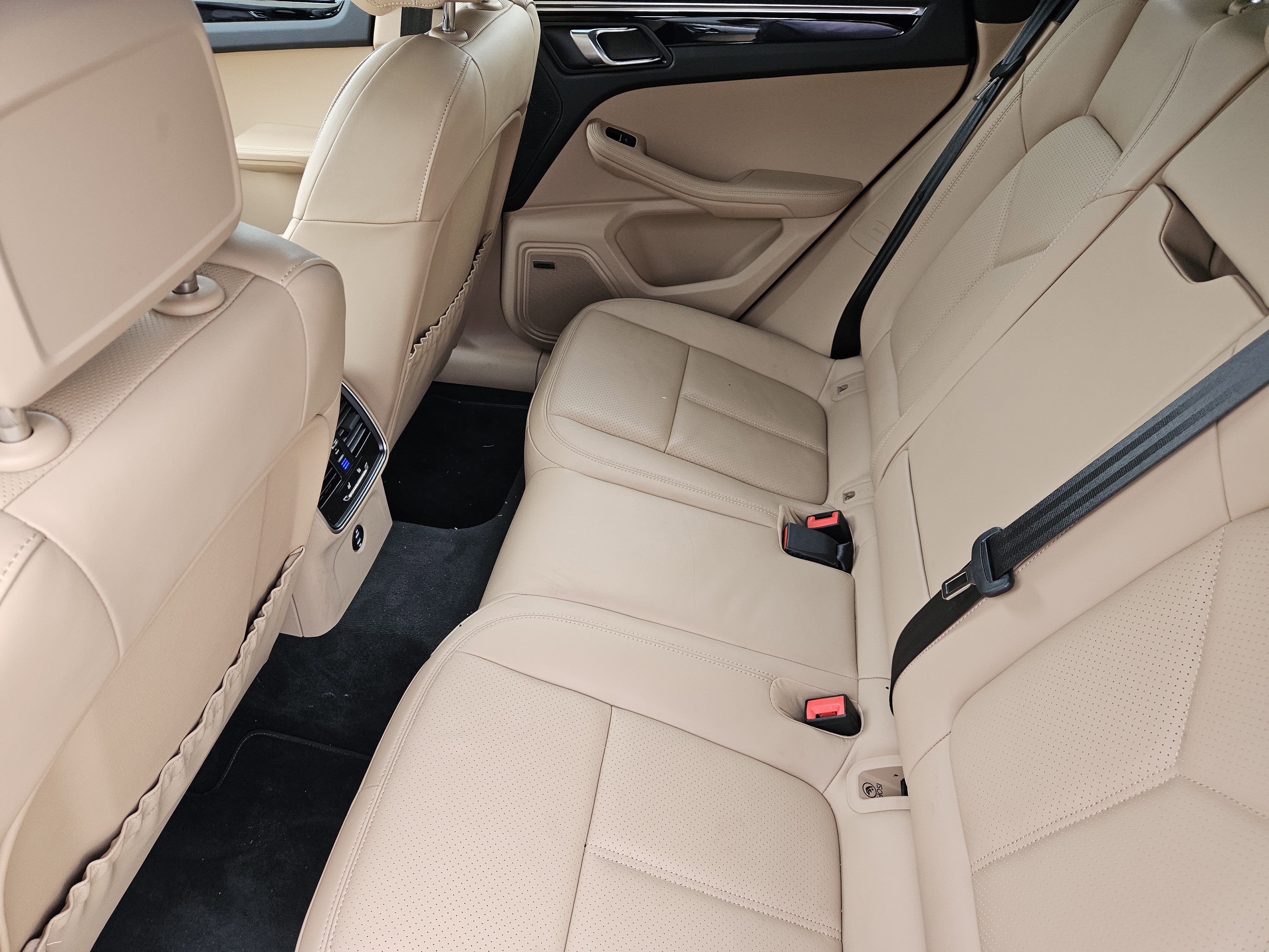 Certified 2025 Porsche Macan image 28