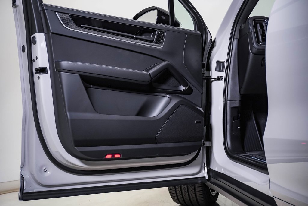 New 2025 Porsche Cayenne Turbo image 25