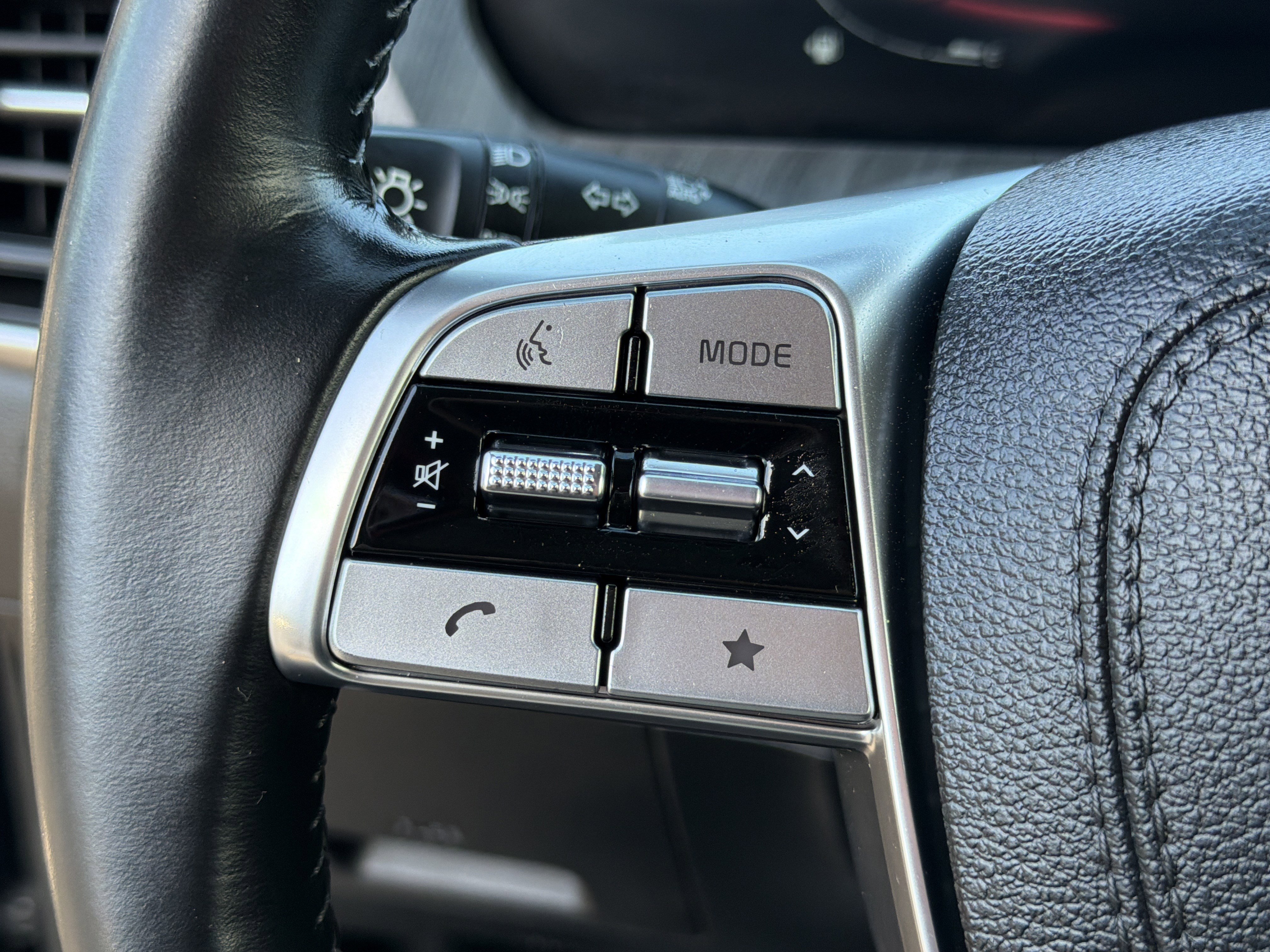 Used 2023 Kia Telluride EX w/ EX Captain's Chair Package image 25