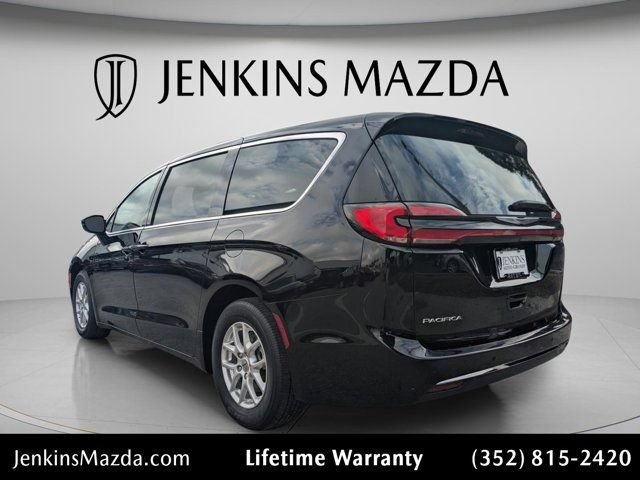 Used 2024 Chrysler Pacifica Touring-L FWD image 5