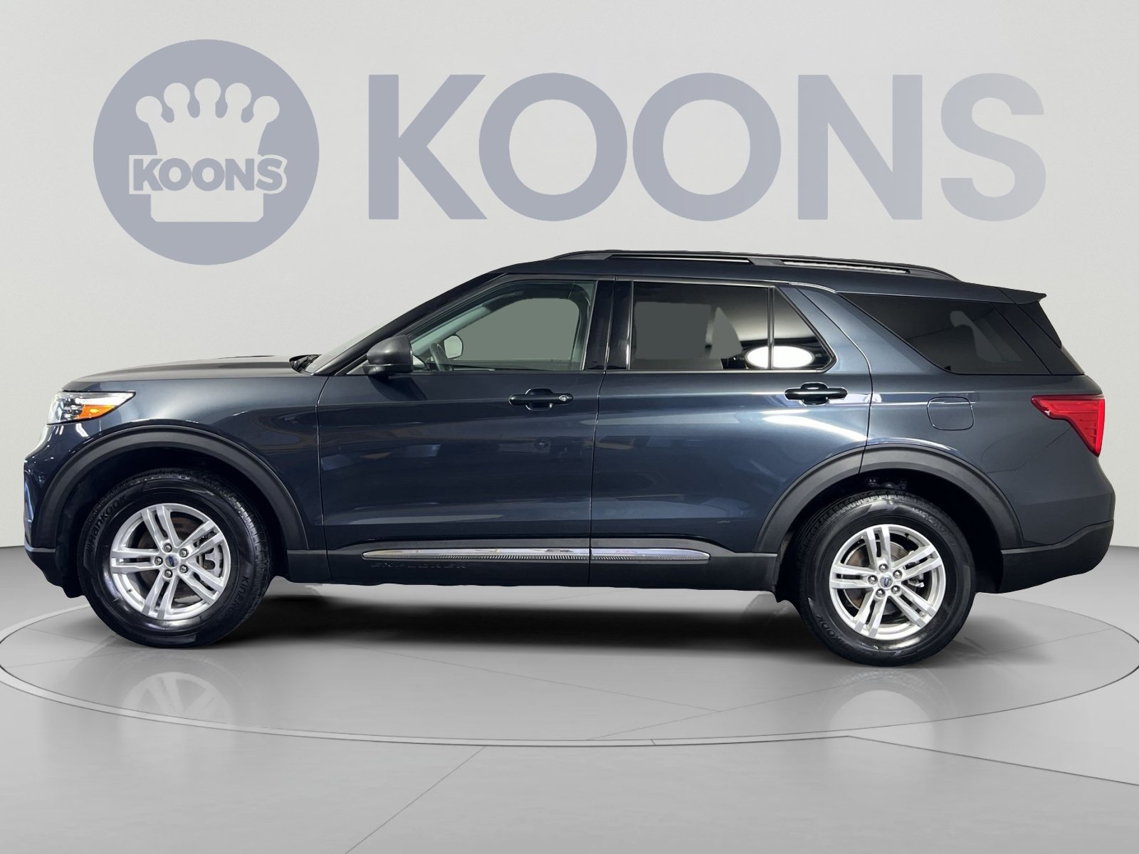 Used 2022 Ford Explorer XLT w/ Equipment Group 202A AWD/4WD image 2