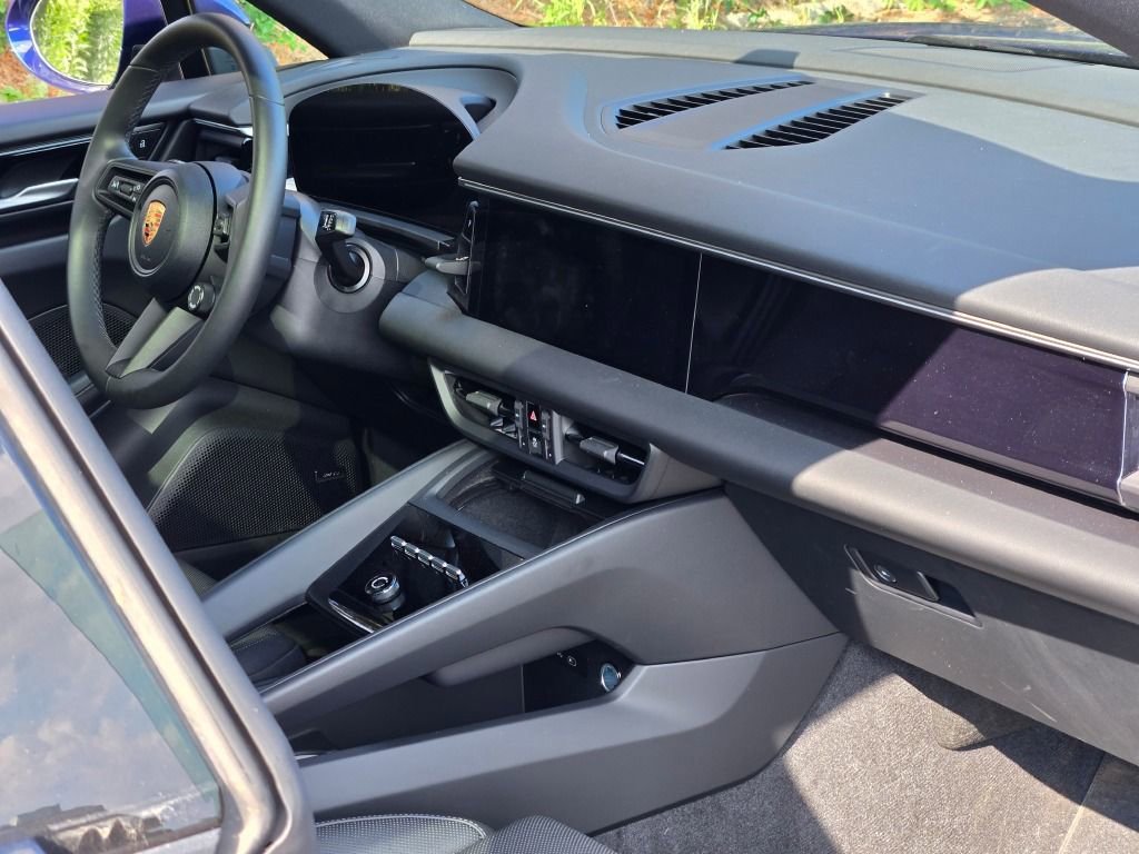 Certified 2025 Porsche Macan Electric image 37