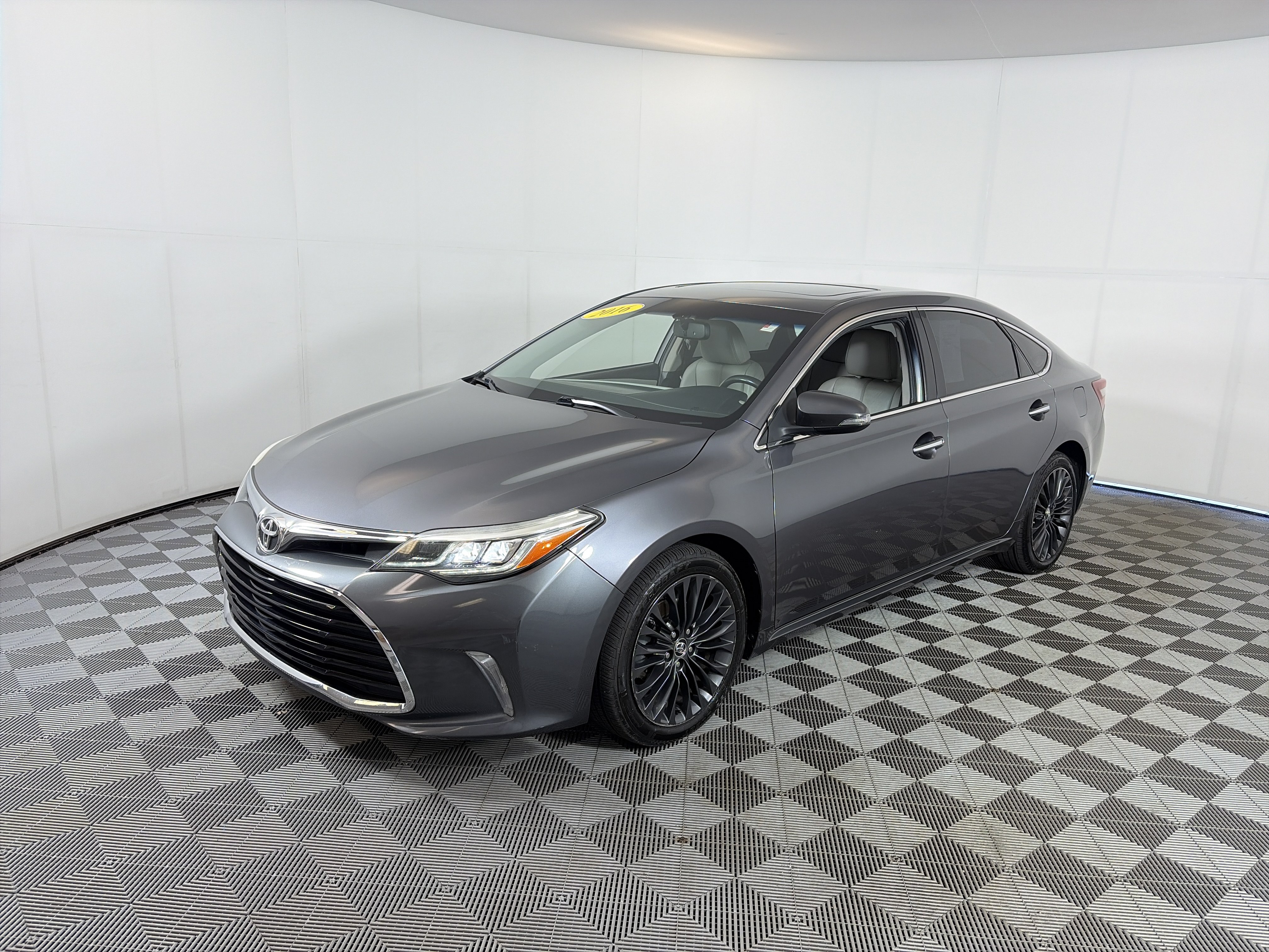 Used 2016 Toyota Avalon Touring FWD image 2