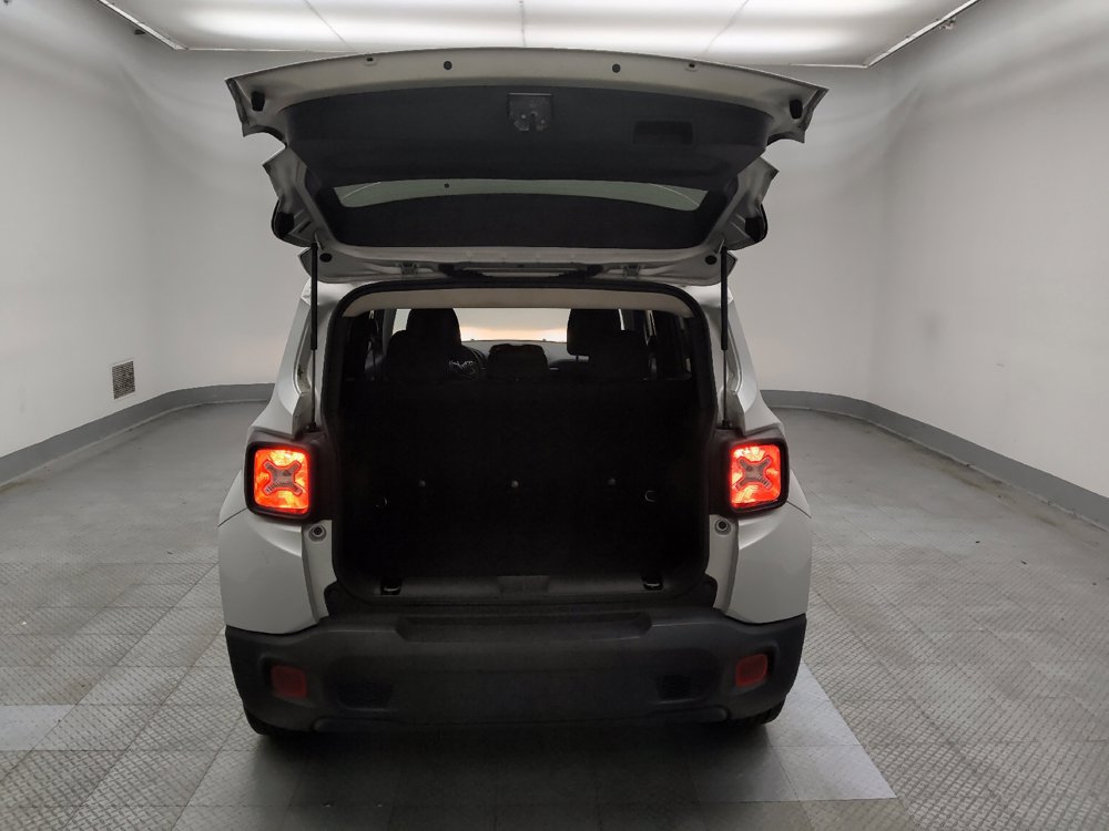 Used 2020 Jeep Renegade Latitude FWD image 29