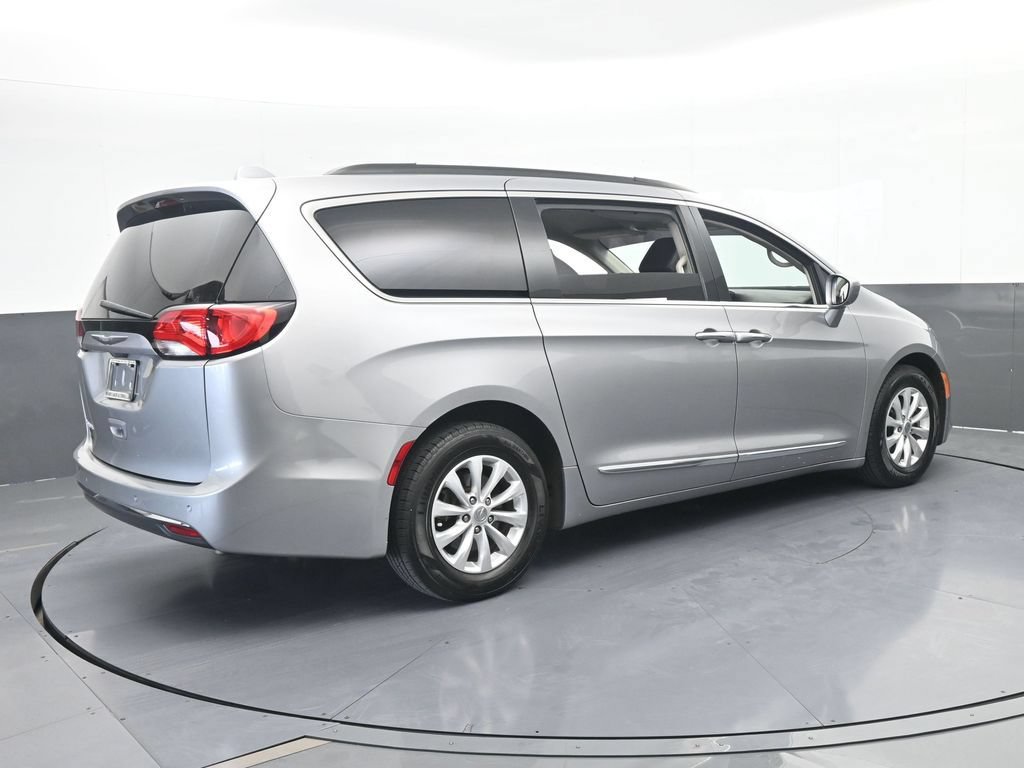 Used 2017 Chrysler Pacifica Touring-L FWD image 6