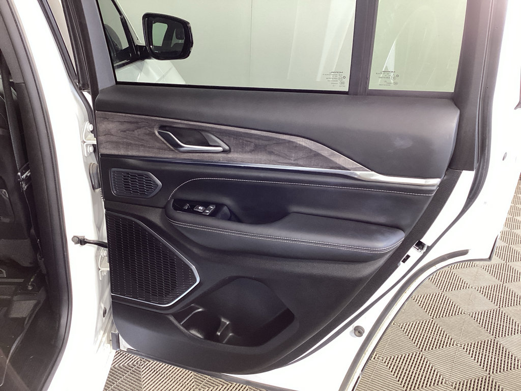 Used 2023 Jeep Grand Cherokee Overland AWD/4WD image 35