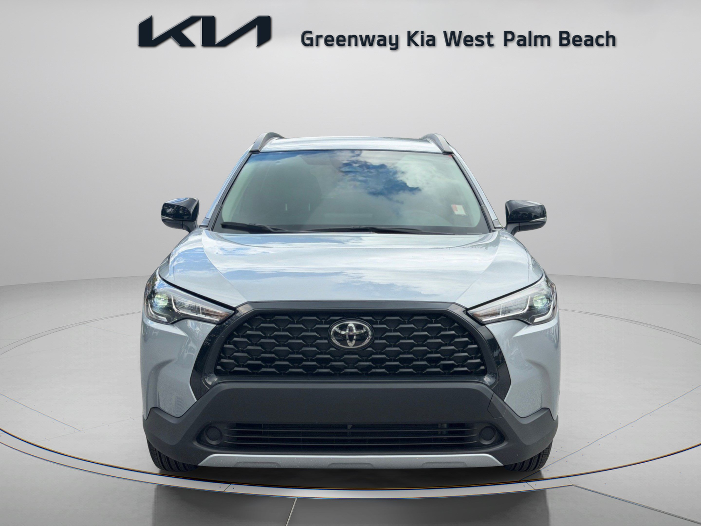 Used 2025 Toyota Corolla Cross LE FWD image 2