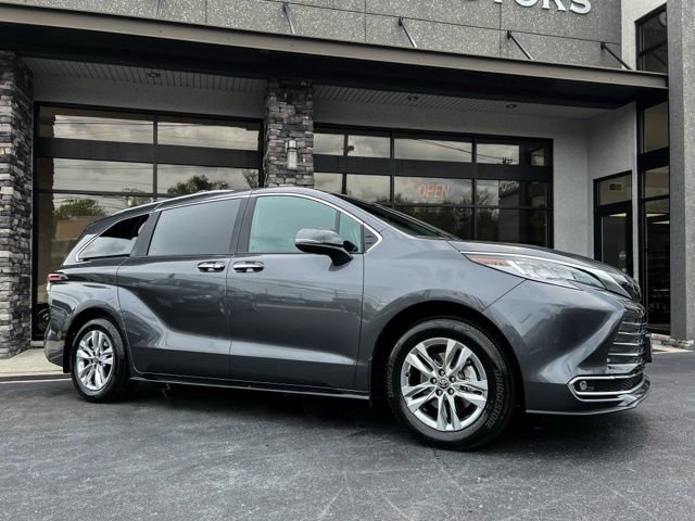 Used 2025 Toyota Sienna Limited image 20