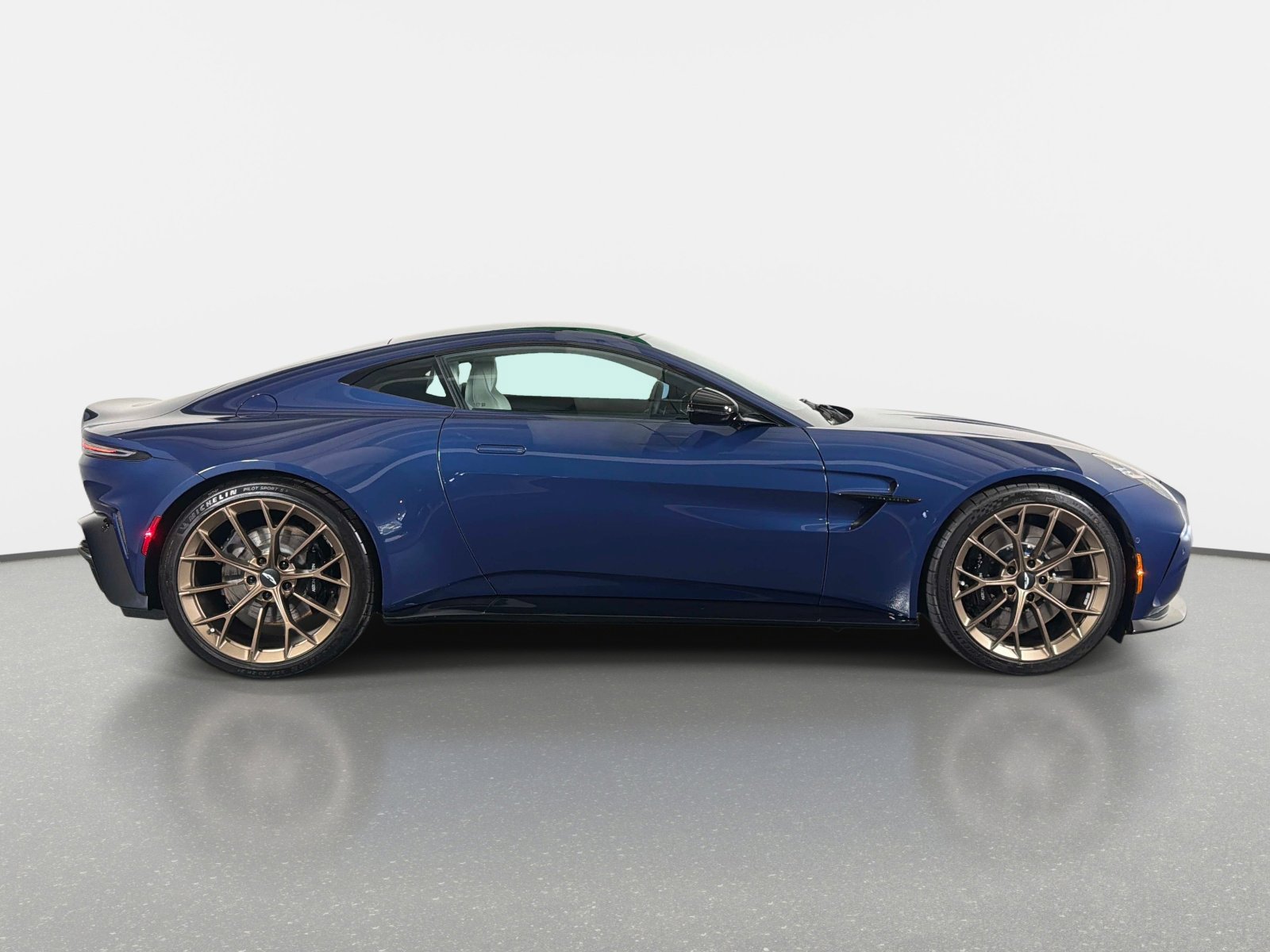 Used 2025 Aston Martin V8 Vantage Coupe RWD image 2