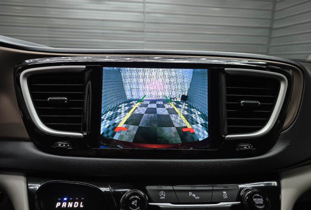 Used 2017 Chrysler Pacifica Touring-L FWD image 32