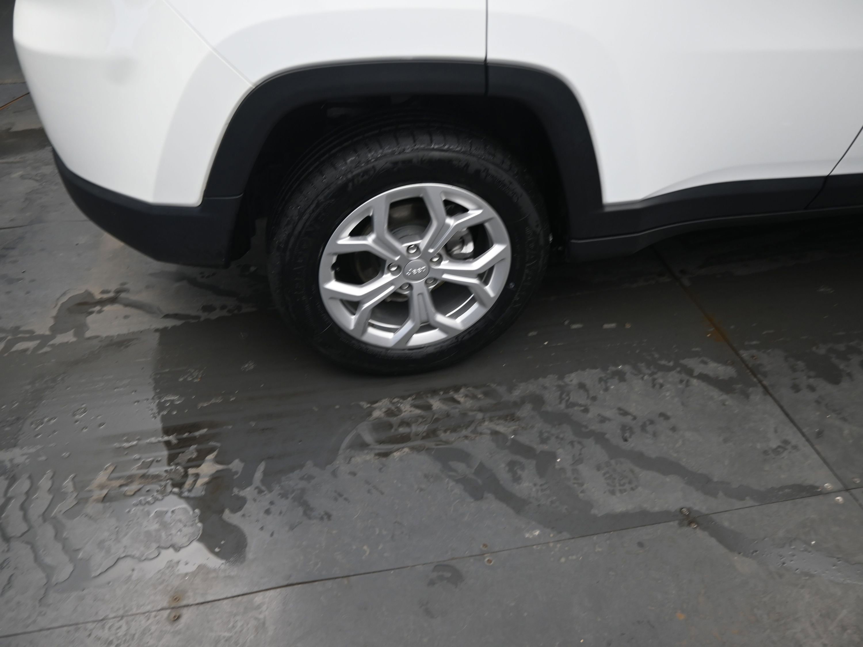 Used 2024 Jeep Compass Latitude image 9