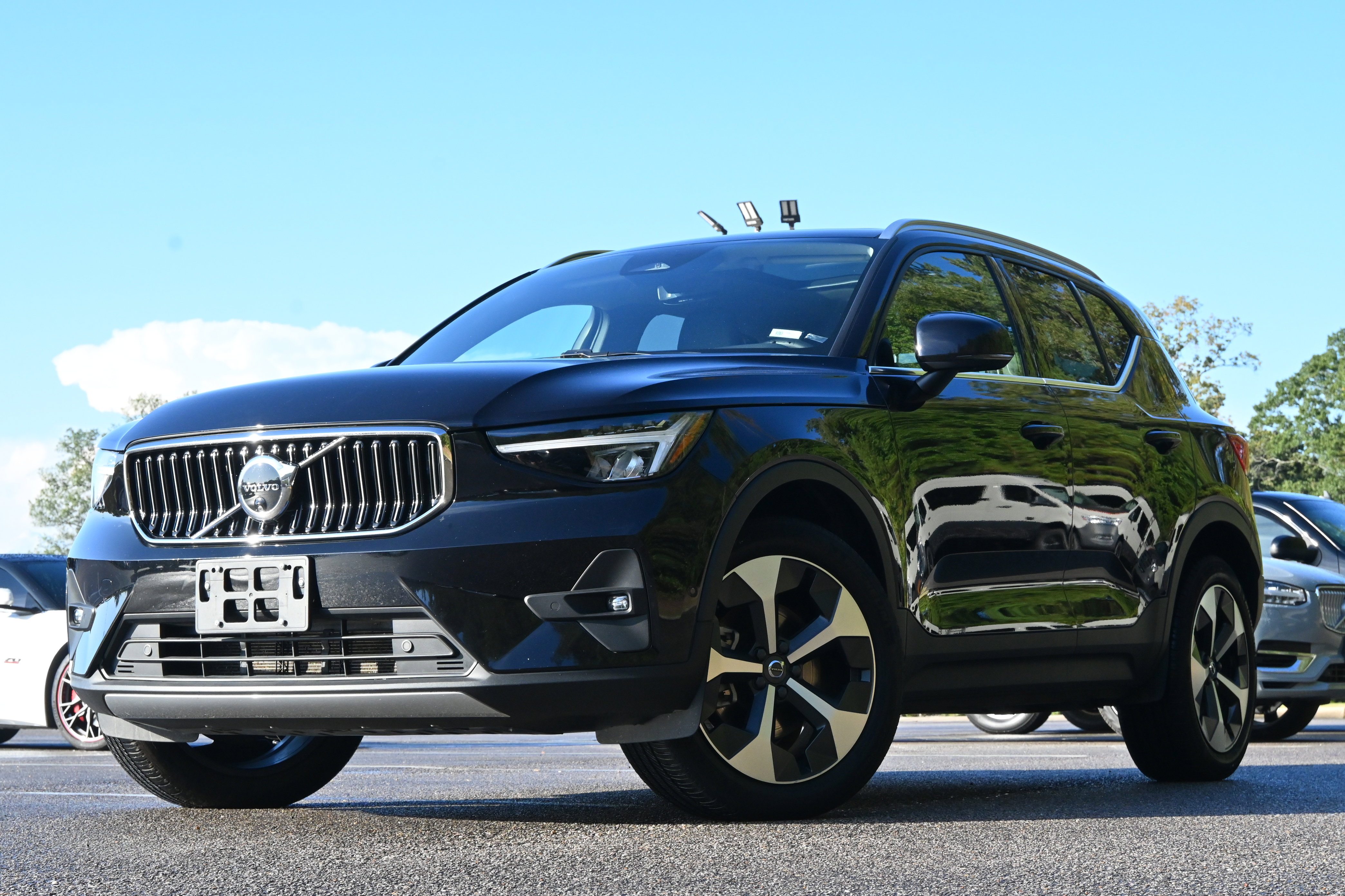 Used 2025 Volvo XC40 B5 Plus image 4
