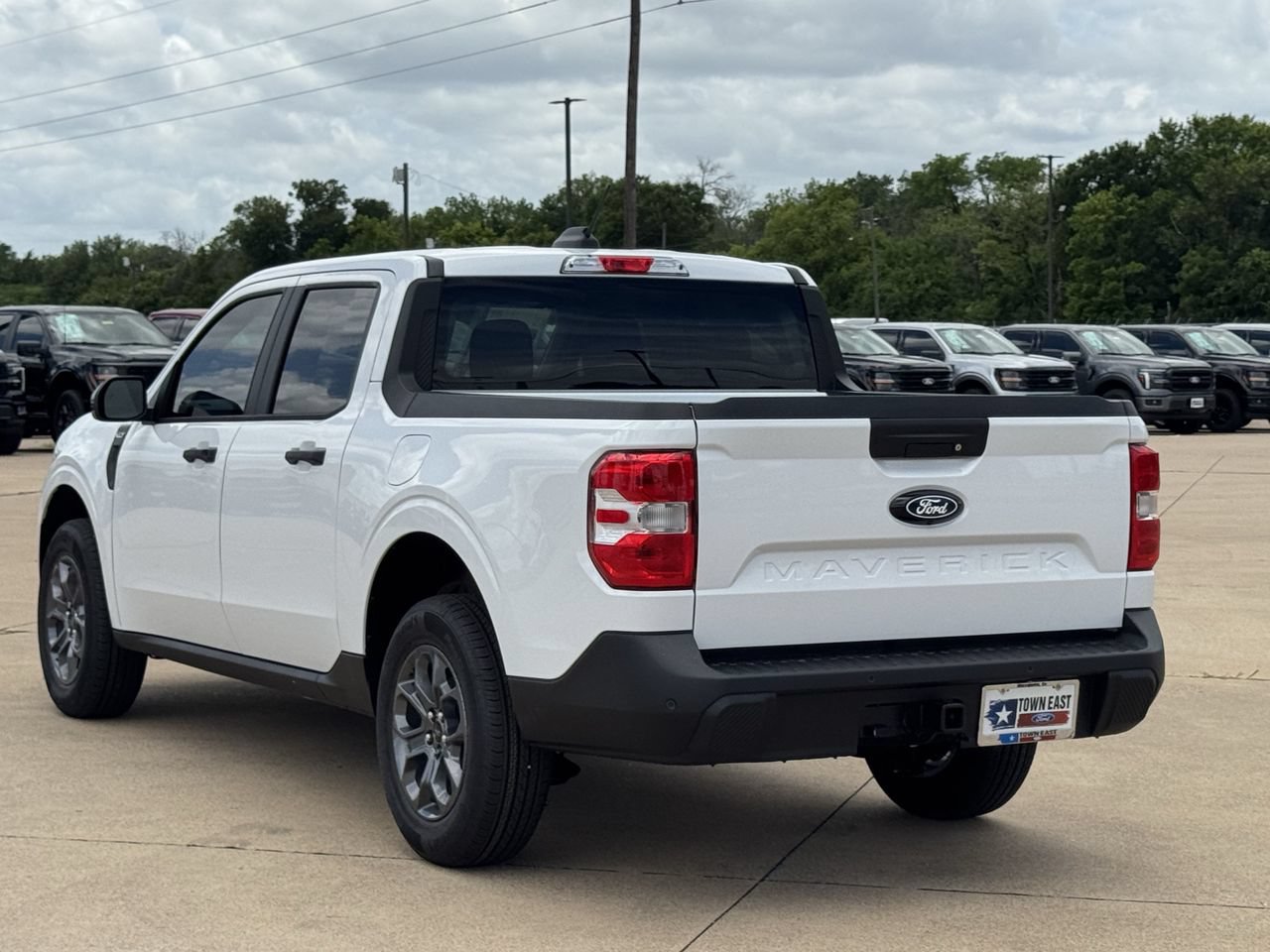 New 2026 Ford Maverick XLT w/ XLT Luxury Package FWD image 5