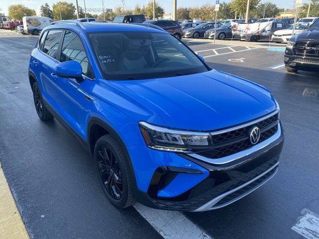 Used 2022 Volkswagen Taos SE w/ Panoramic Sunroof Package image 2
