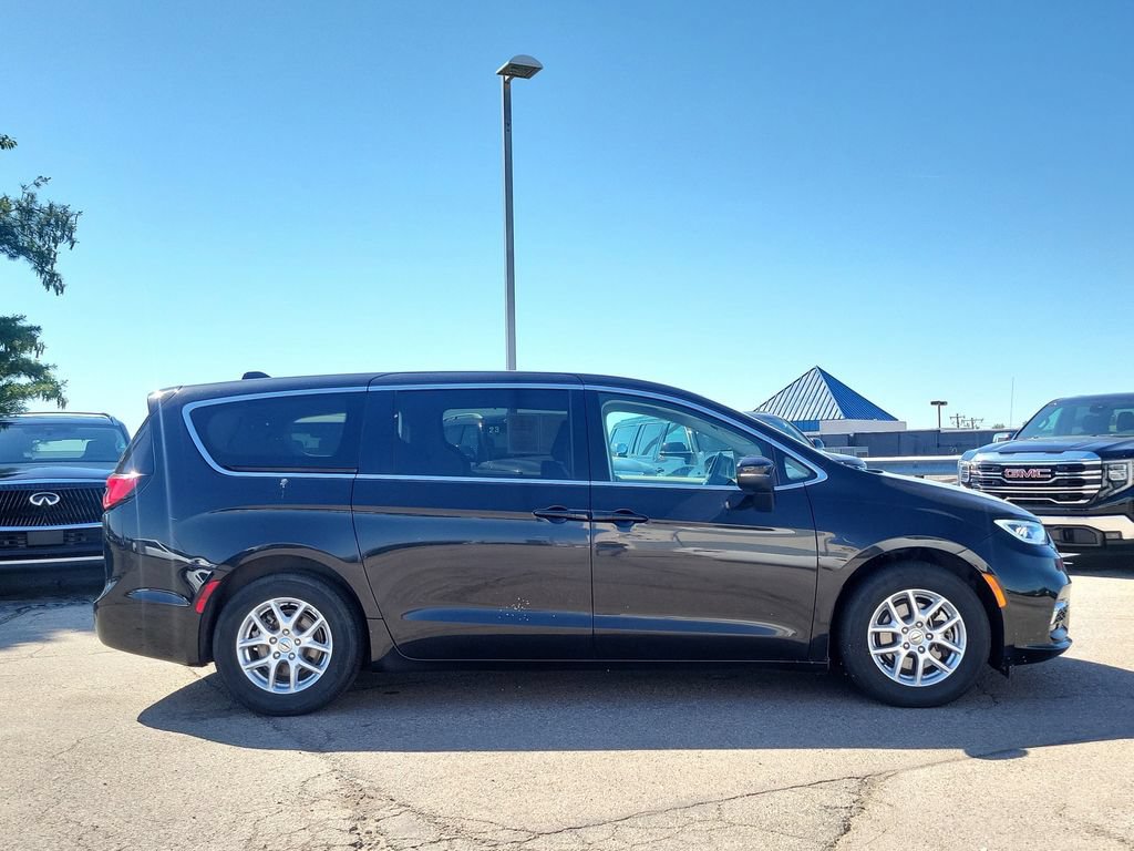 Used 2023 Chrysler Pacifica Touring-L FWD image 5