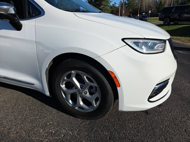 Used 2023 Chrysler Pacifica Limited FWD image 30