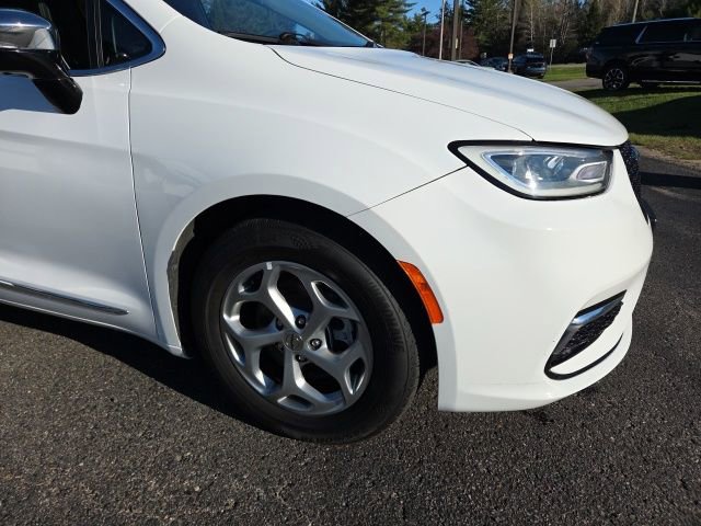 Used 2023 Chrysler Pacifica Limited FWD image 30