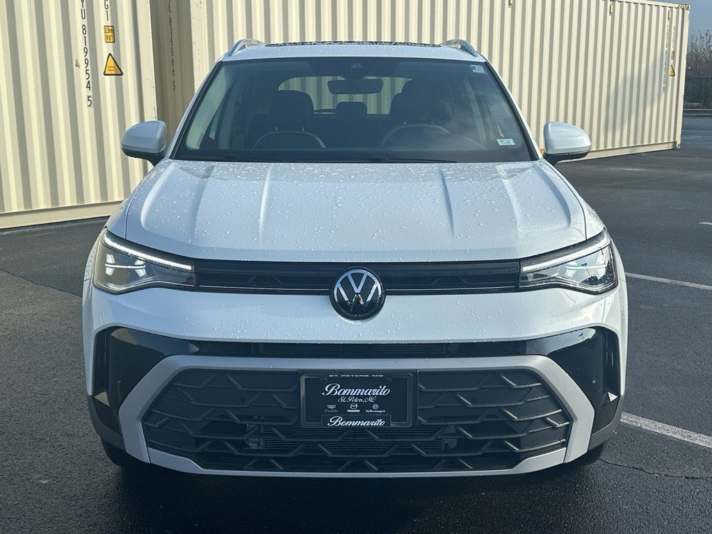 Used 2025 Volkswagen Taos SE w/ Panoramic Sunroof Package image 2