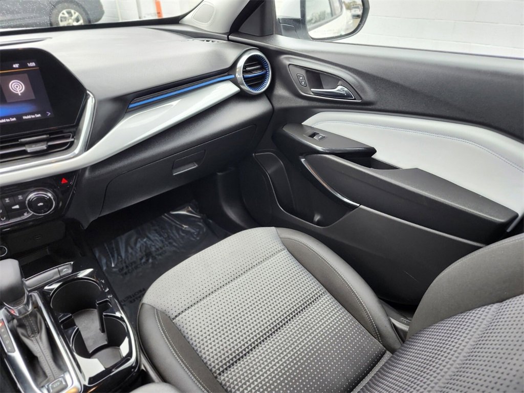 Used 2025 Chevrolet Trax LT w/ Sunroof Package image 13