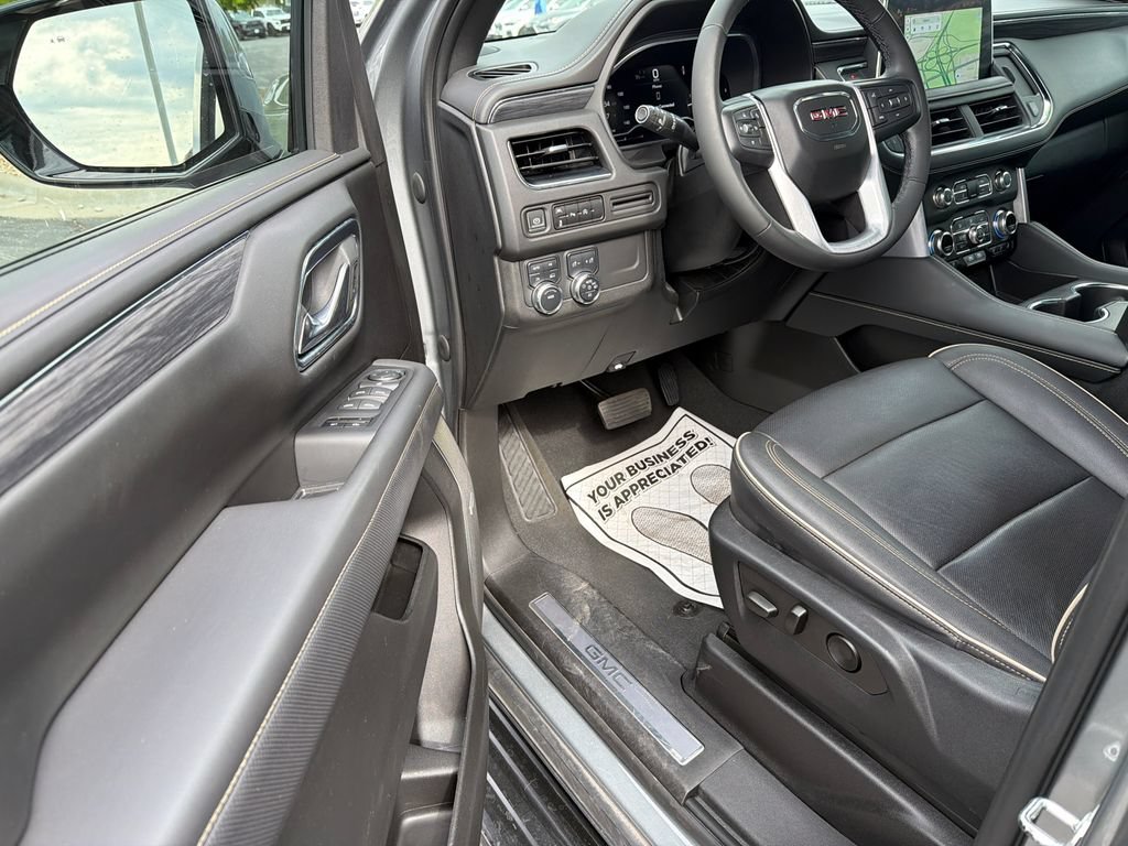 Used 2023 GMC Yukon XL SLT AWD/4WD image 17