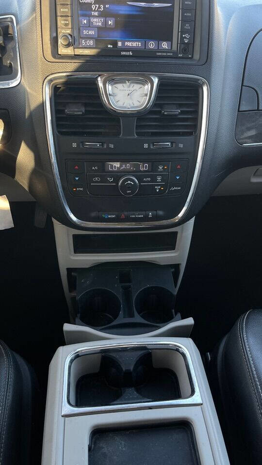 Used 2014 Chrysler Town & Country Touring image 11