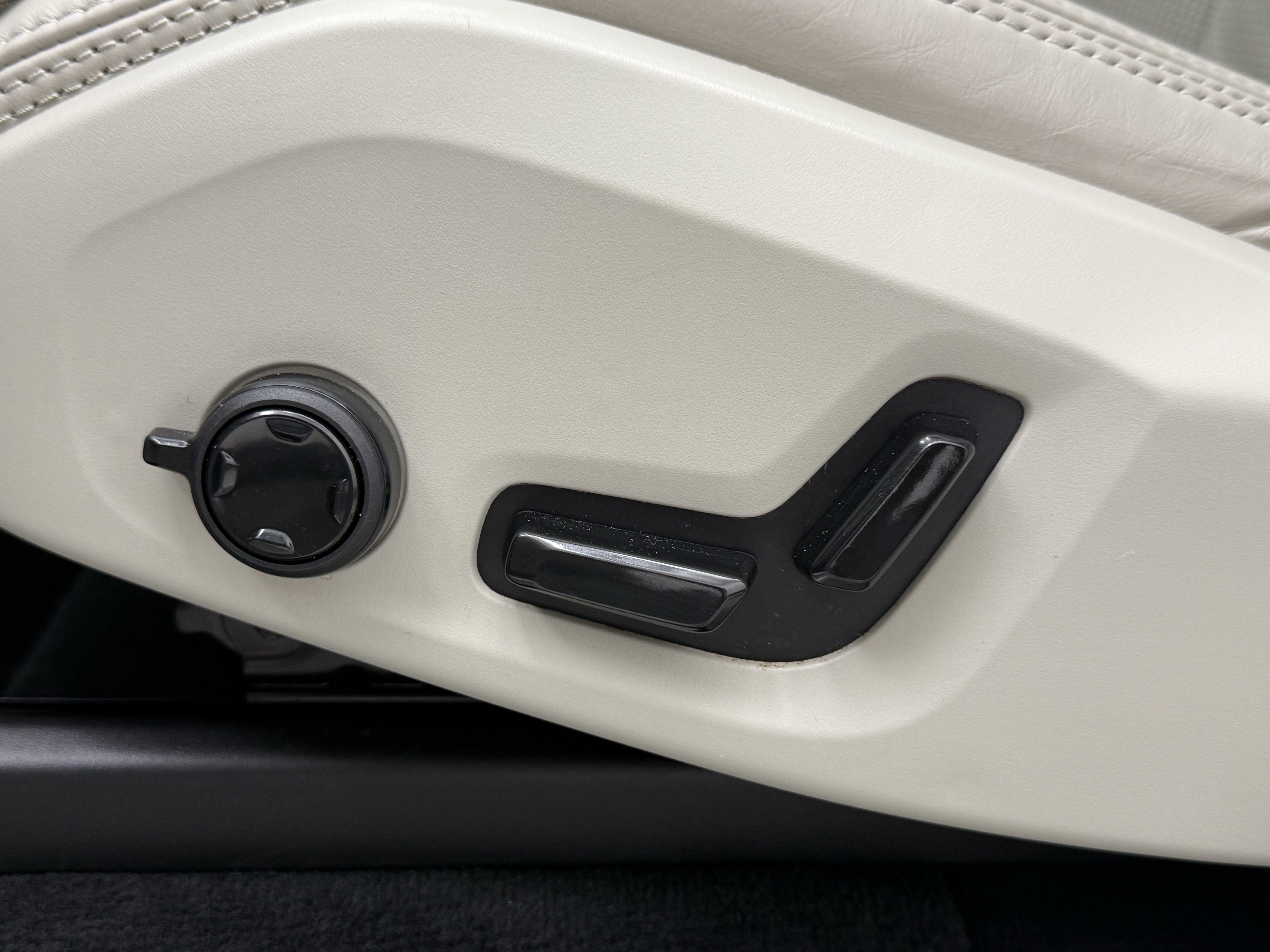 Certified 2023 Volvo XC90 B6 Ultimate w/ Protection Package Premier AWD/4WD image 28